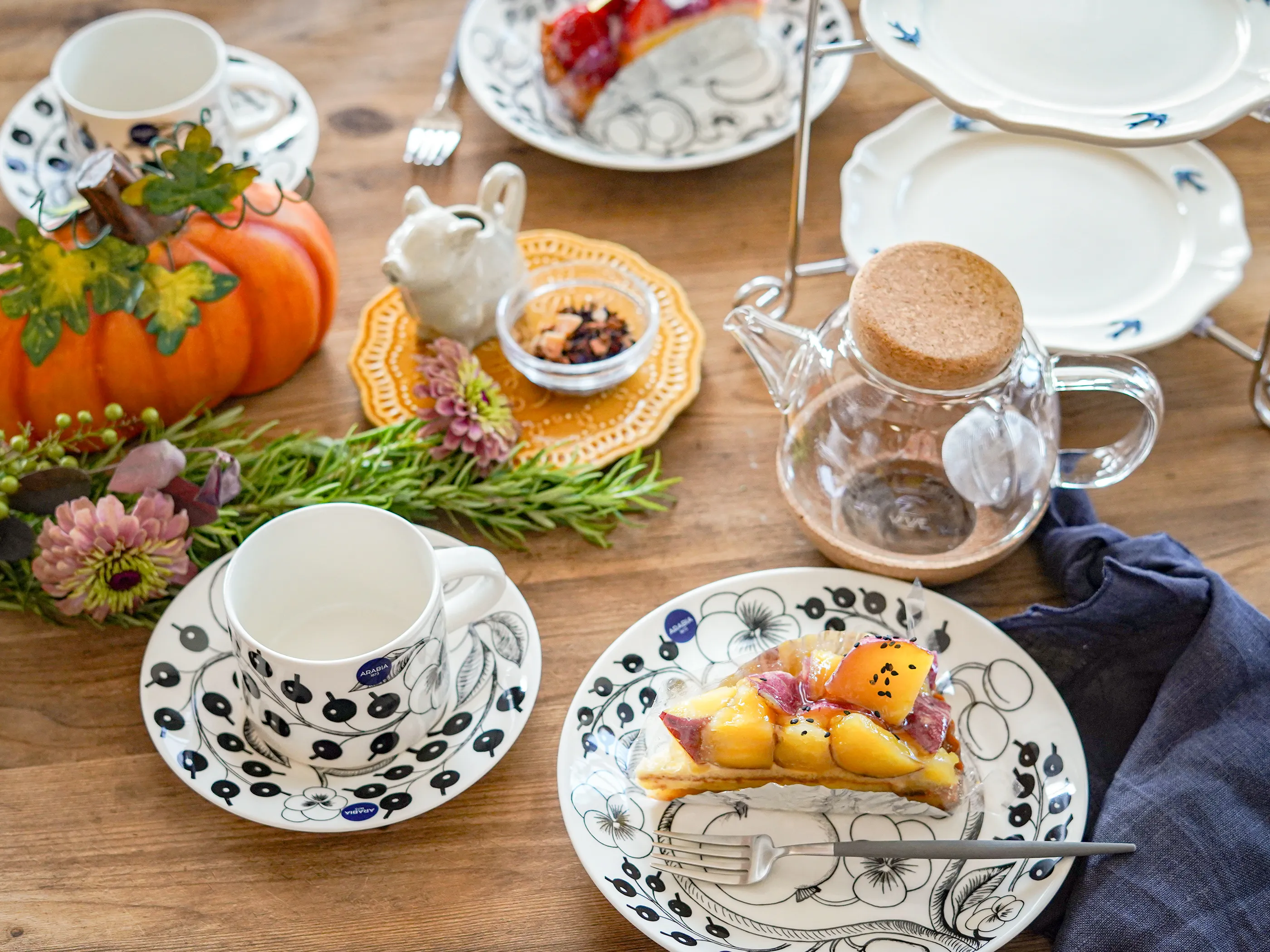 秋のテーブルコーディネートの画像