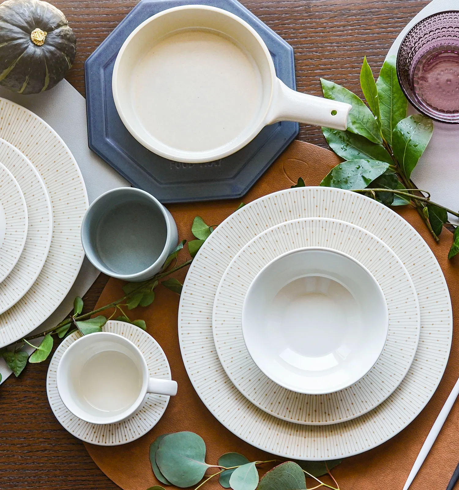 アラビア マイニオ サラストゥス ベージュを使った秋のテーブルコーディネート