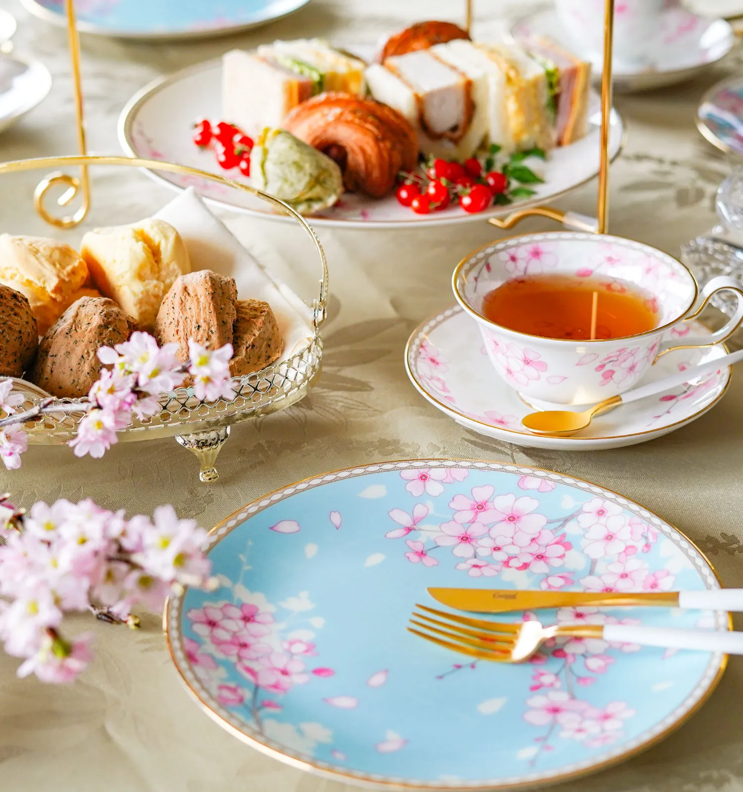 花柄食器で楽しむ春のティータイム