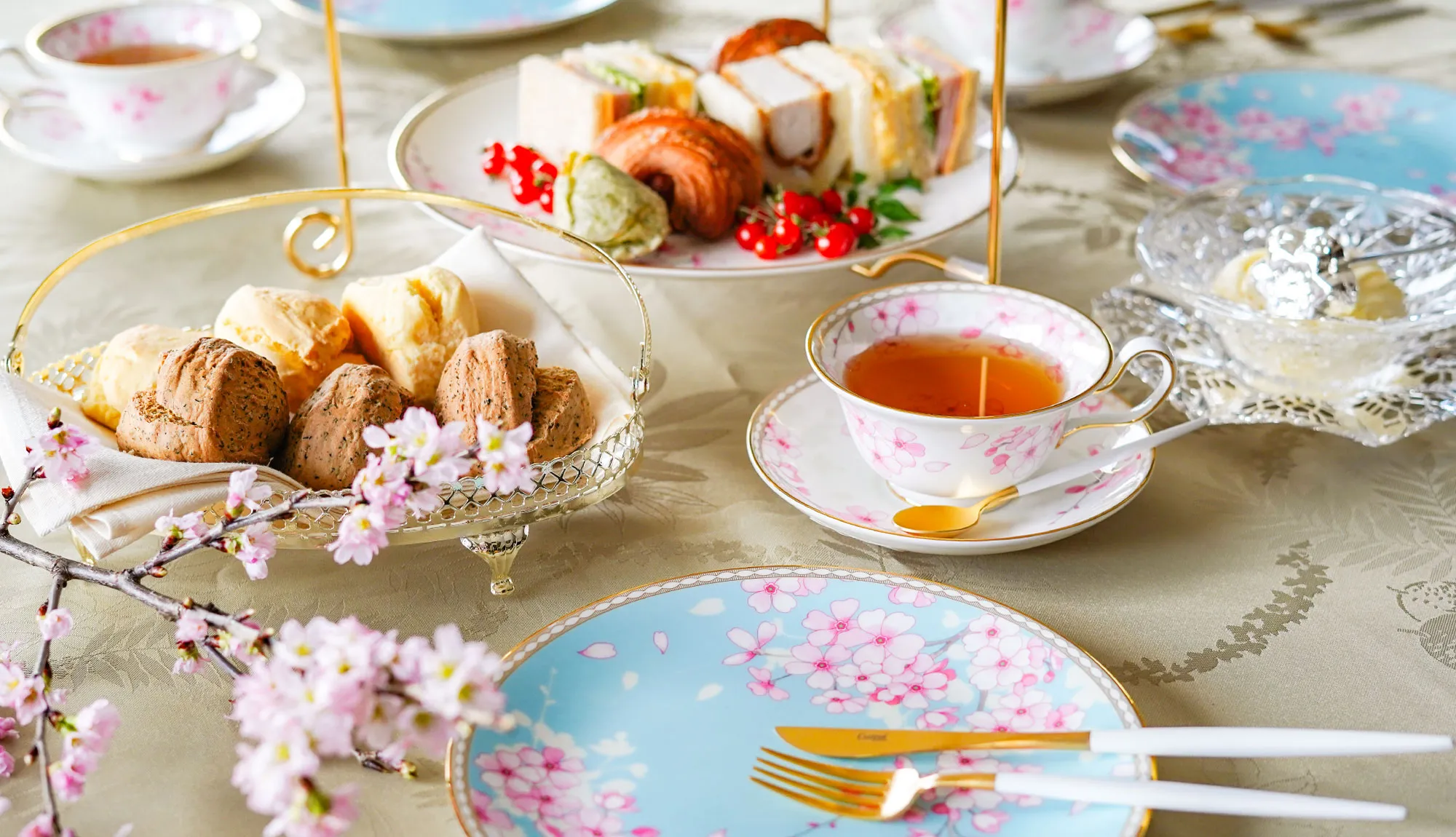 花柄食器で楽しむ春のティータイム