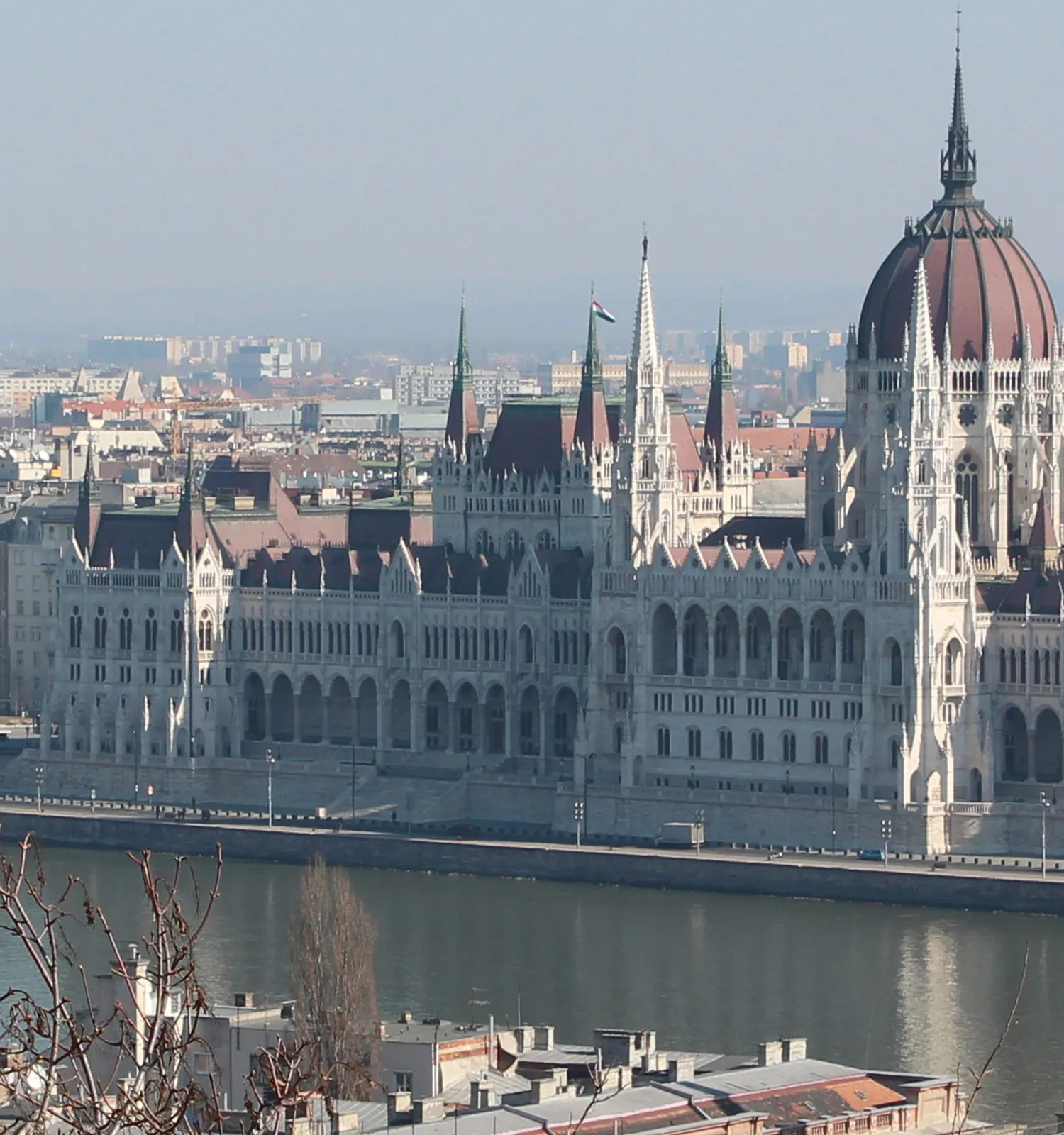 ハンガリー・ブダペストの国会議事堂とドナウ川の景観
