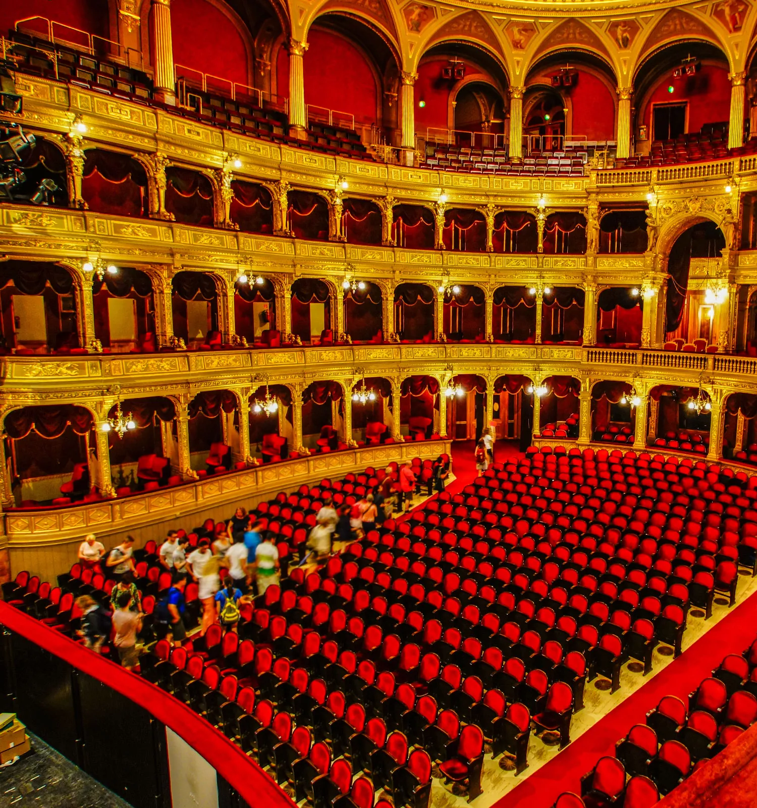 ハンガリー国立歌劇場の内観（金と赤で装飾されたバロック様式の劇場）