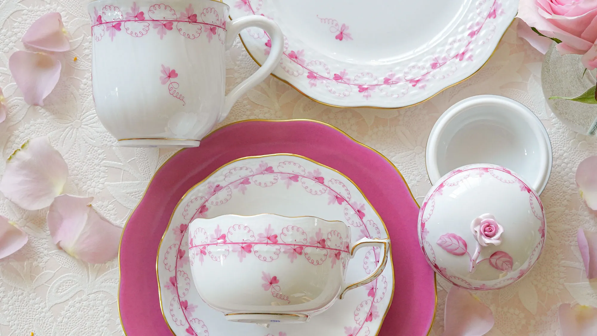 ヘレンド パセリピンクのマグカップ・プレート・シュガーポットを薔薇の花と共に配したフラットレイ