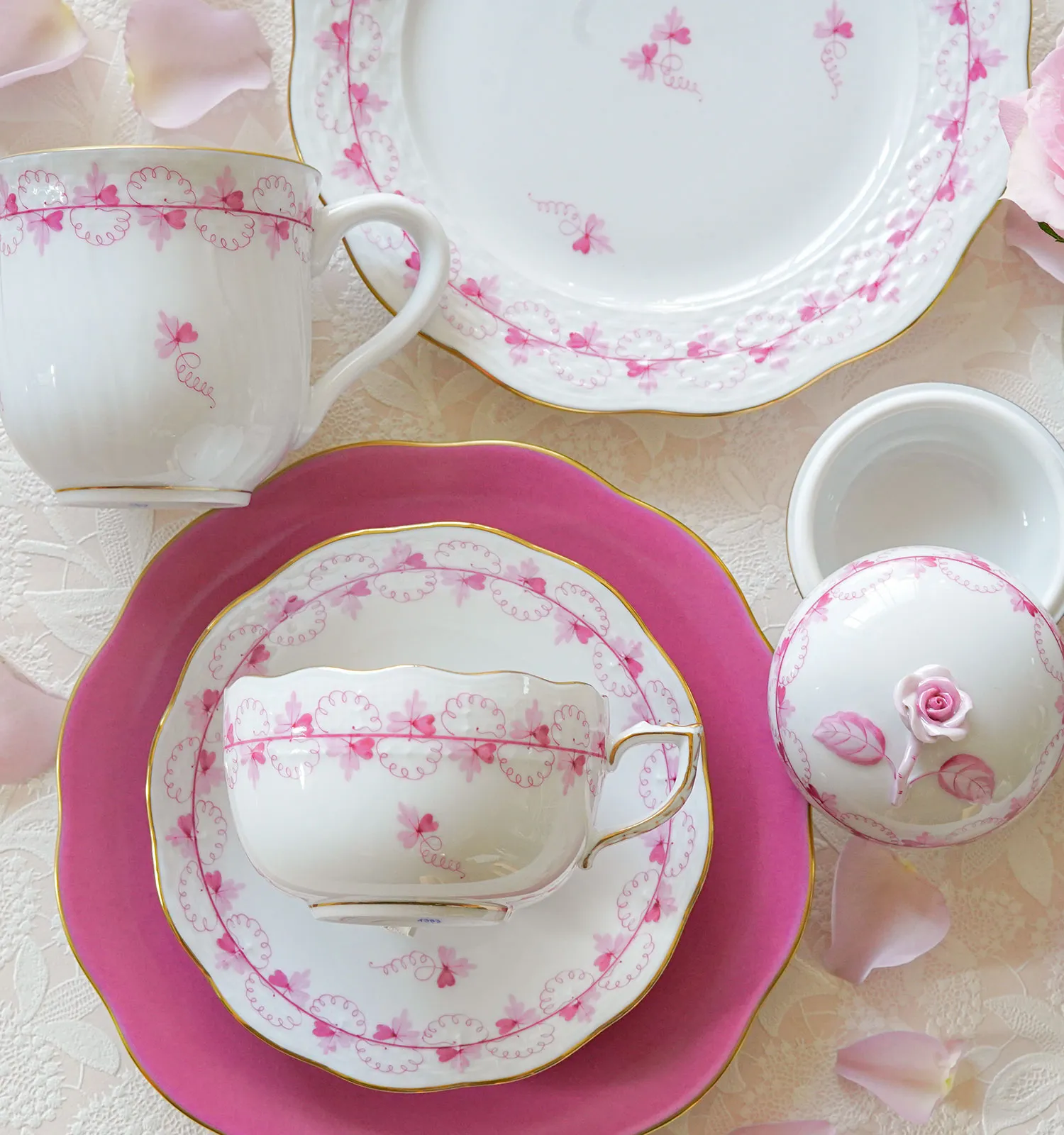 ヘレンド パセリピンクのマグカップ・プレート・シュガーポットを薔薇の花と共に配したフラットレイ