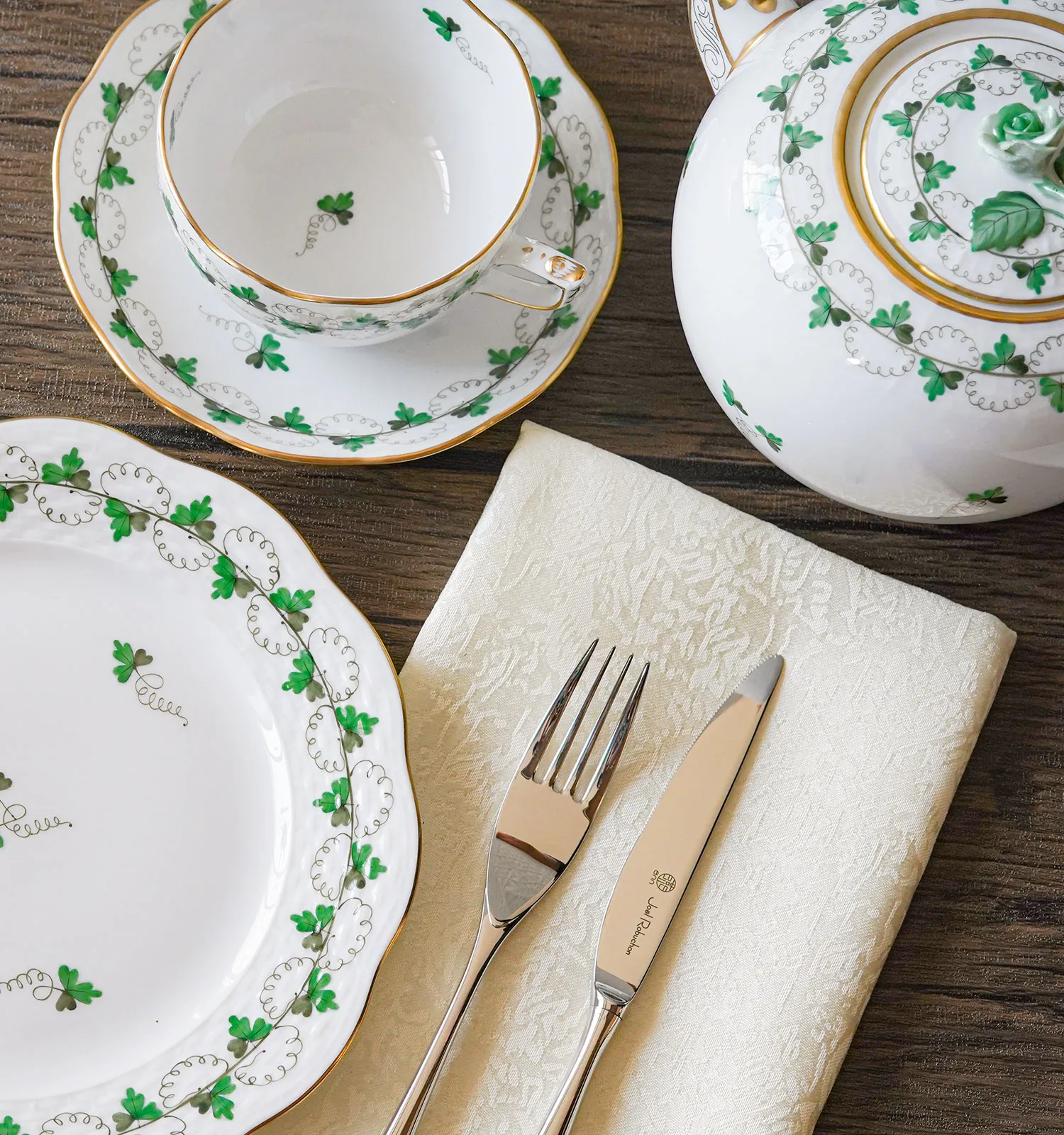 ヘレンド パセリグリーンのプレート・ティーカップ＆ソーサー・ティーポットをナプキンとカトラリーと共に並べたテーブル