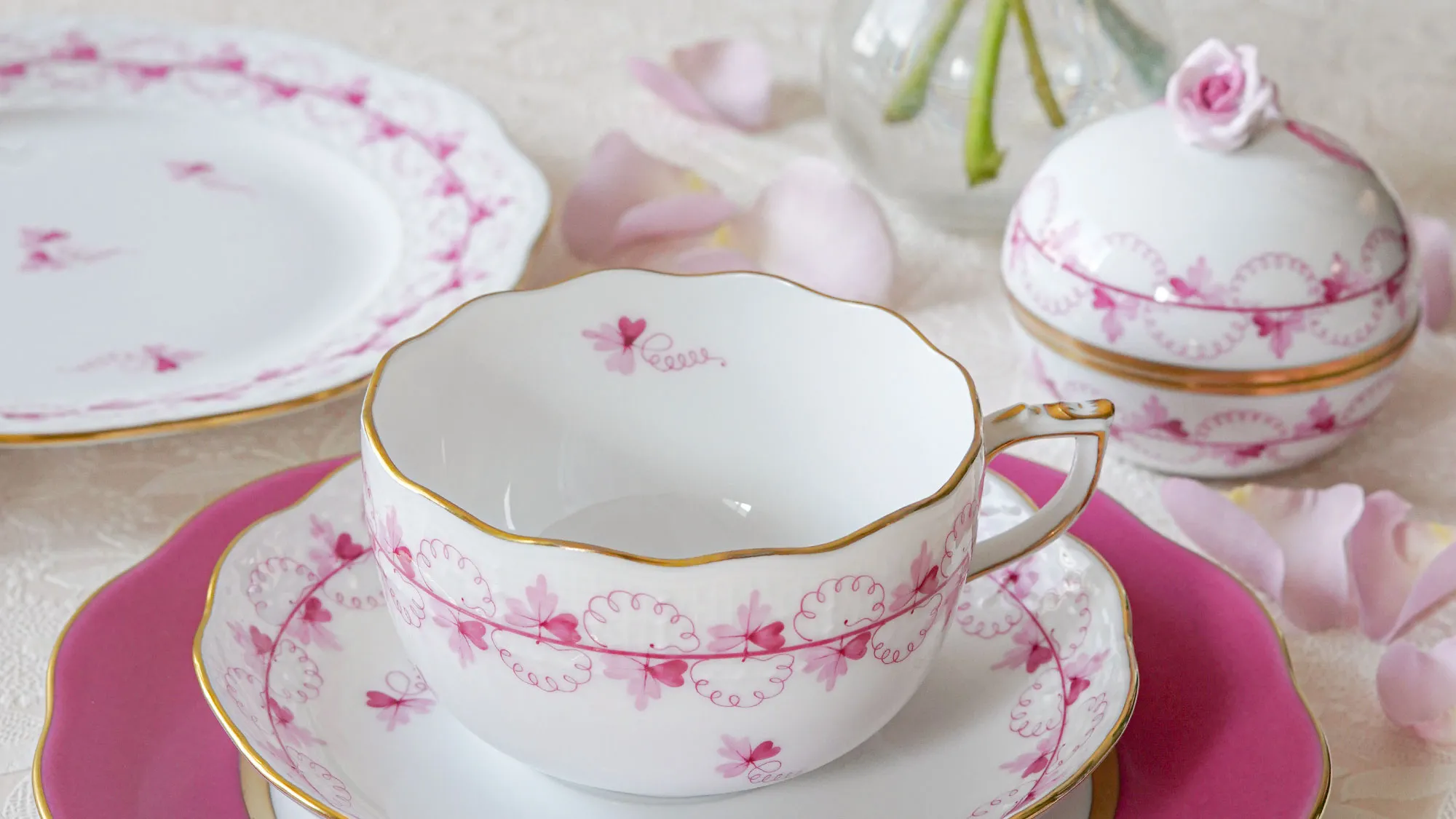 ヘレンド パセリピンクのティーカップ＆ソーサー・シュガーポット・プレートを薔薇の花びらと共にスタイリング