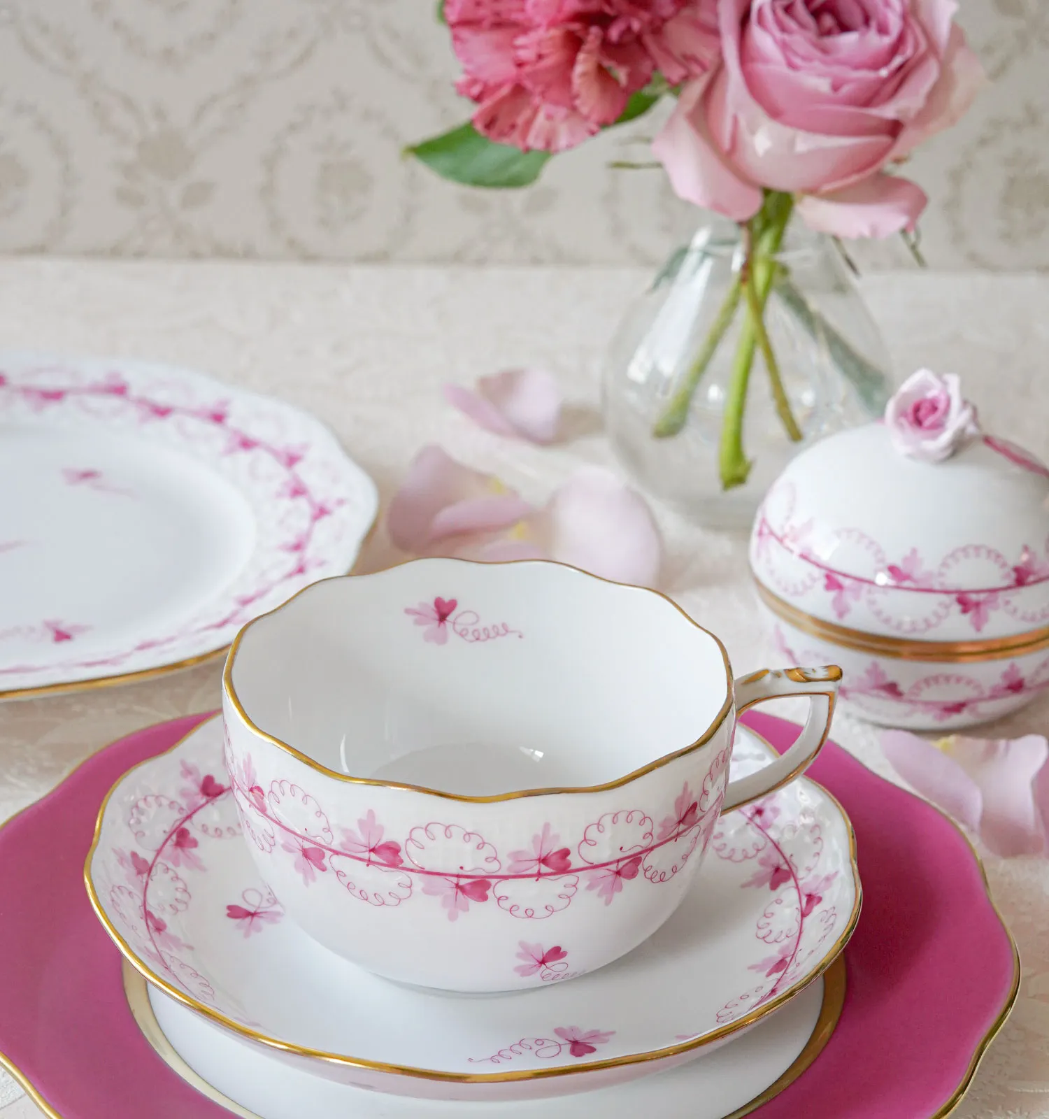 ヘレンド パセリピンクのティーカップ＆ソーサー・シュガーポット・プレートを薔薇の花びらと共にスタイリング