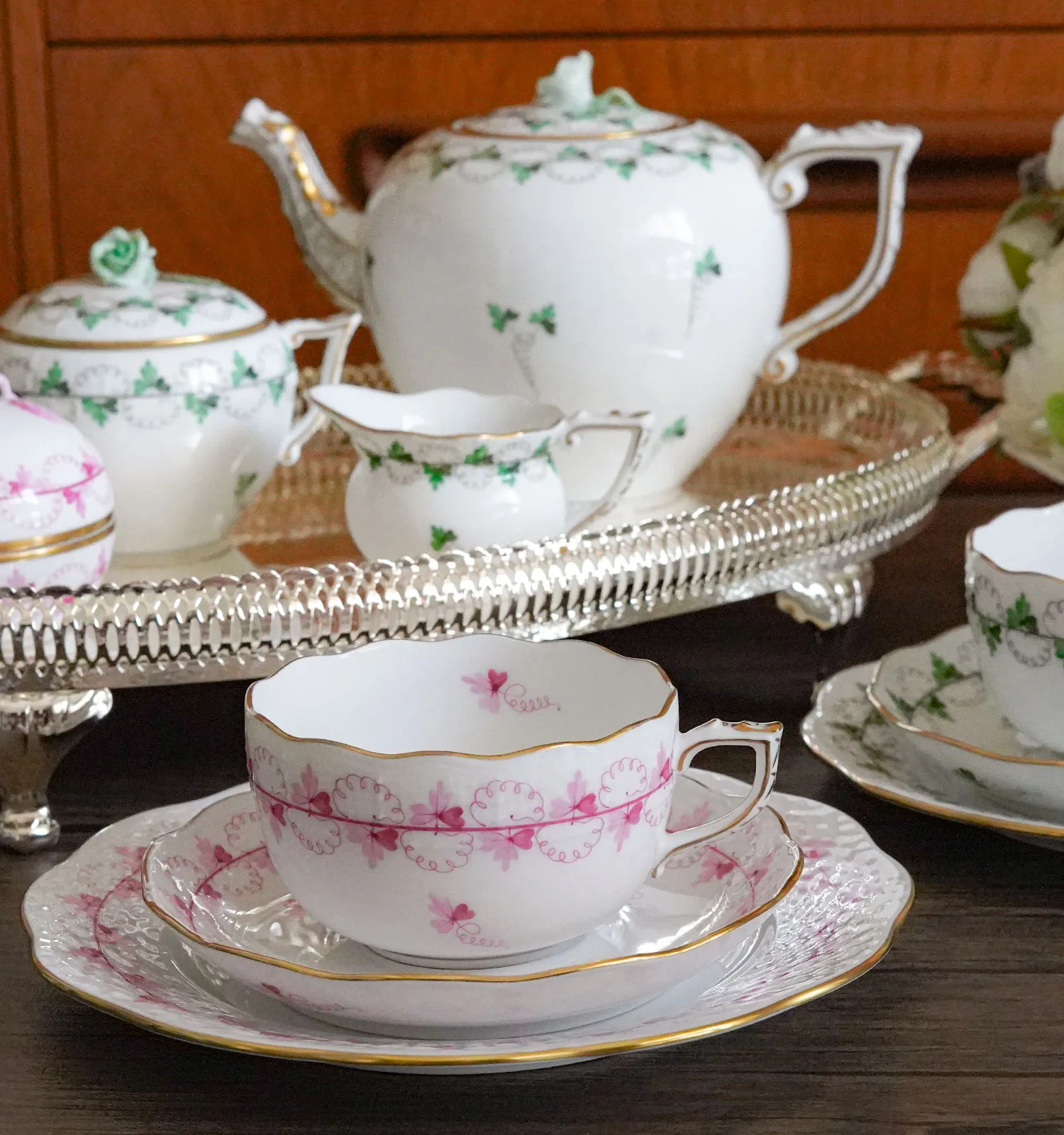 ヘレンド パセリのティーセット（グリーンとピンク）をシルバートレイに配し、花を添えたテーブル