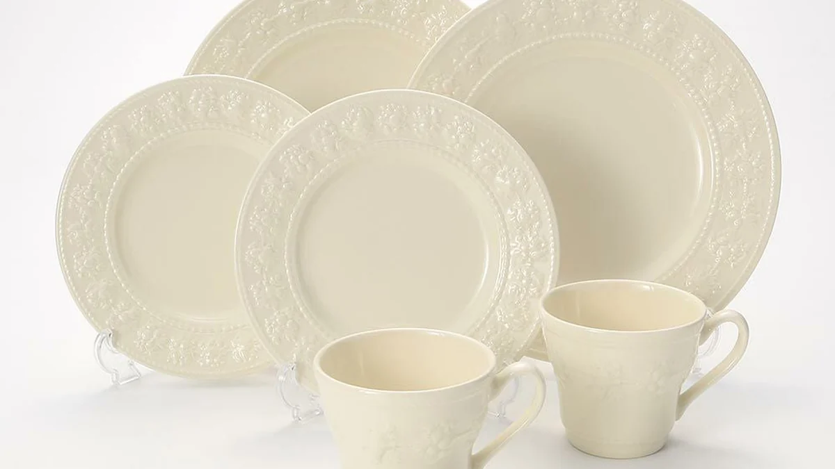レリーフ装飾のあるクリーム色の陶器のプレートとカップ