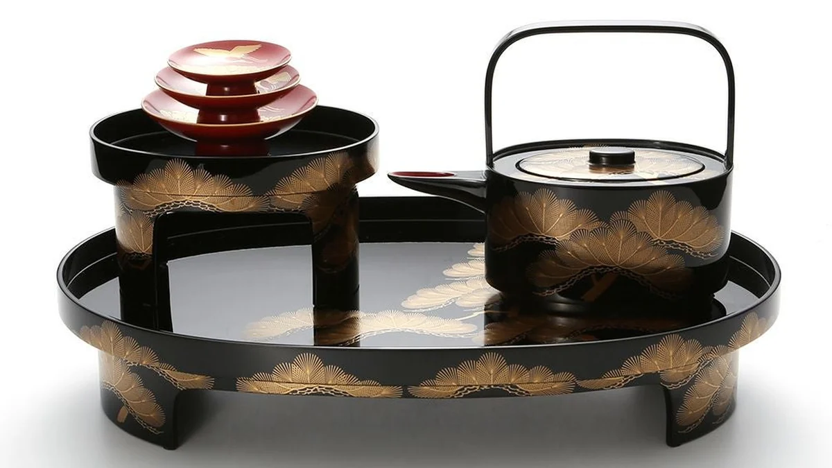 蒔絵をほどこした漆器の重箱と急須
