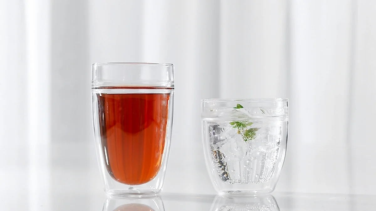 二重構造のグラスに注がれた紅茶と冷たい飲みもの