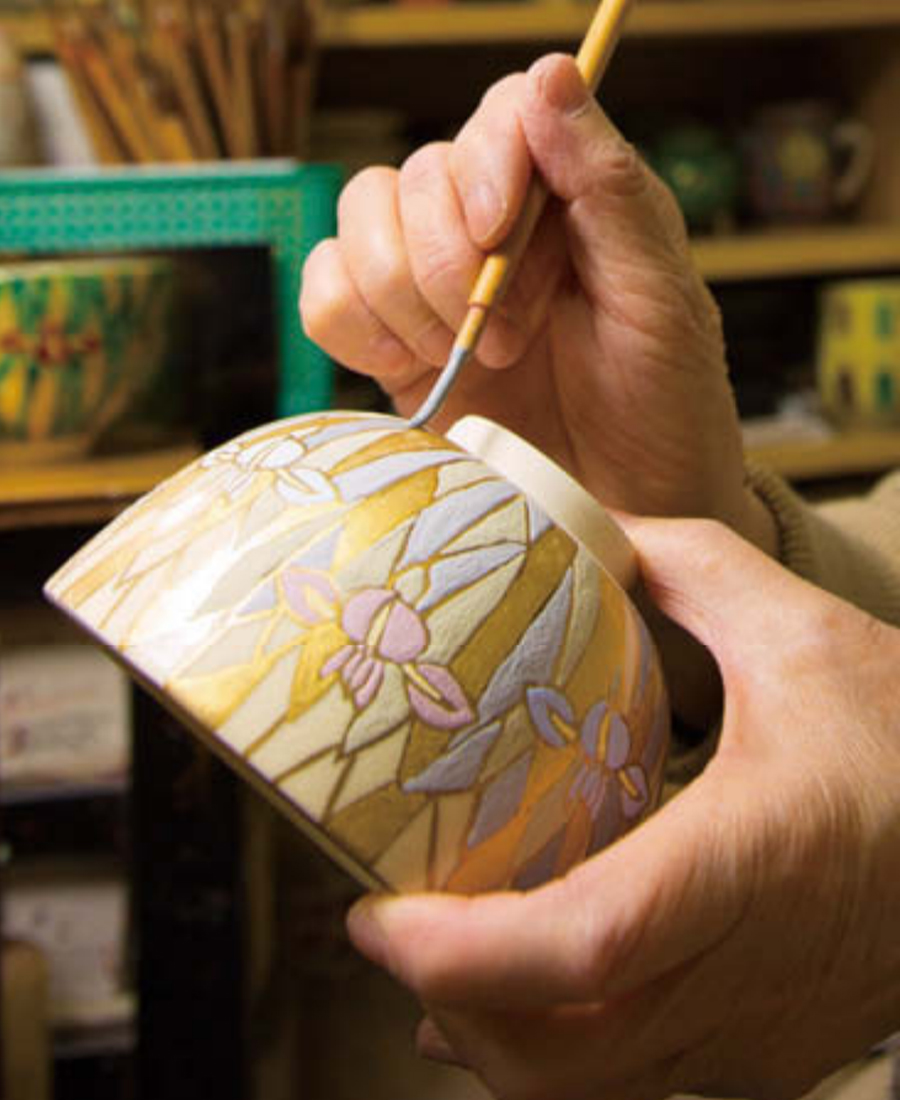 上絵付け作業の画像