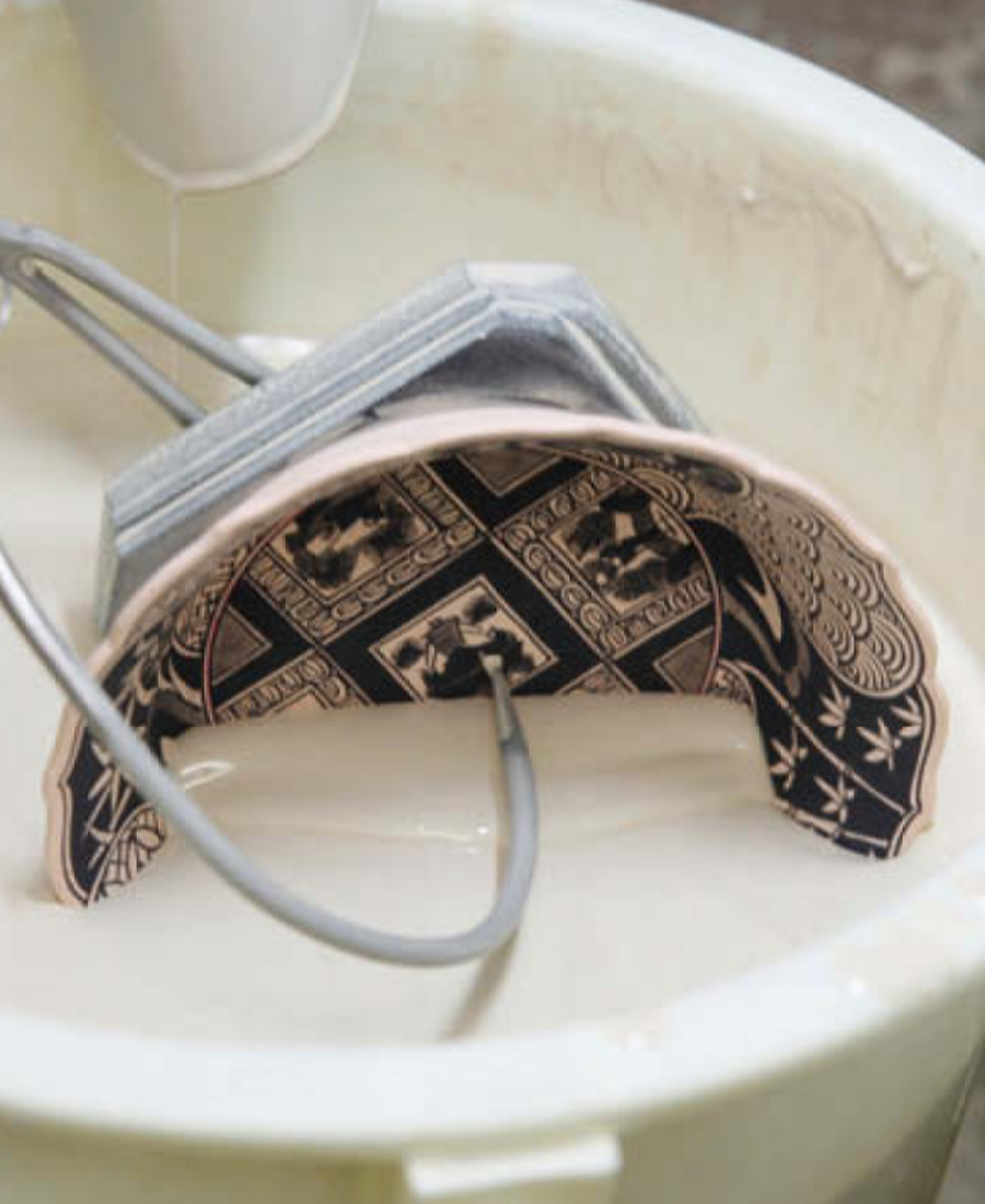 釉がけ作業の画像