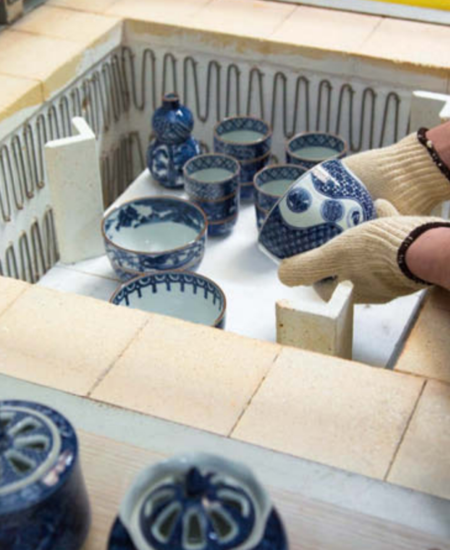 窯入れ作業の画像