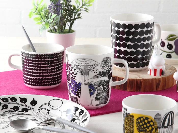マリメッコのマグカップ4客とムーミン陶器のティータイムコーディネート