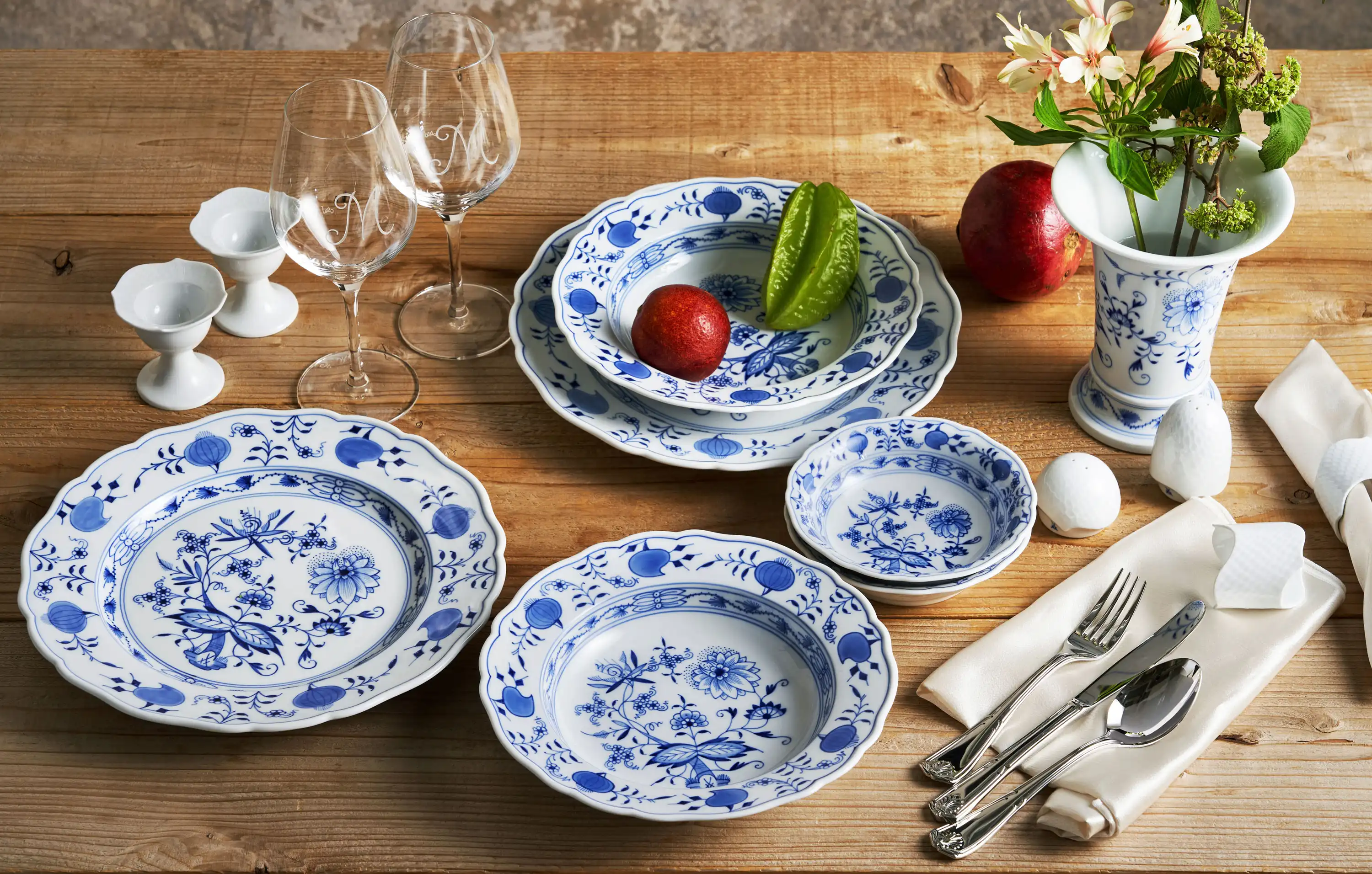 ・マイセン・豪華な四つ花皿・エナメルと青の縁取り・２１.３cm・Meissen・ マイセン・豪華な四つ花皿・エナメルと青の縁取り・21.3cm・Meissen