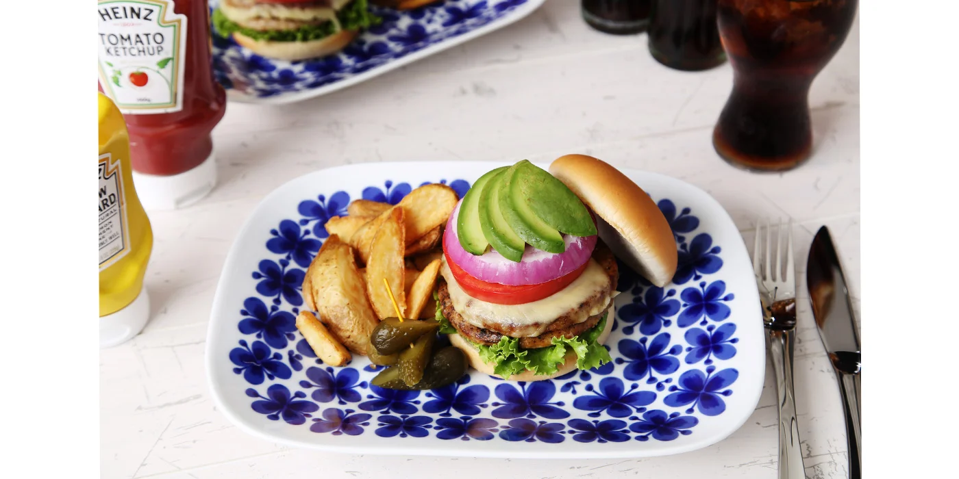 【Men's Selection Vol.63】<br>ロールストランド モナミなら、可愛いブルーの濃淡と愛らしい花柄で、いつもの食卓をゆったりと優しく包んでくれるはず。<br>デザイナーのこだわりを感じるアイテムだから、子供が大好きなハンバーガーやポテトもワンプレートで、スタイリッシュなカフェ風アレンジ。<br>使う楽しみ、買い足す喜び、ゆとりを届けてくれる北欧の美しいアイテムをご紹介します。 関連画像