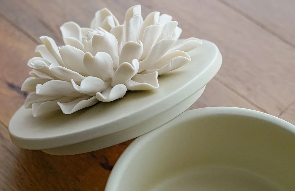 イタリア、メッツァルーナ工房 ～花びらが特徴の小物入れ・フラワー