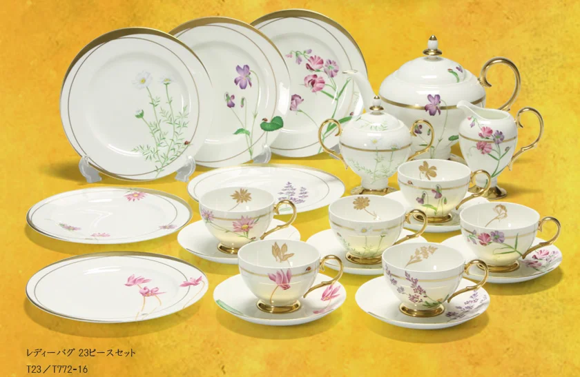 ノリタケ ボーンチャイナの招き猫と福徳モチーフの置物