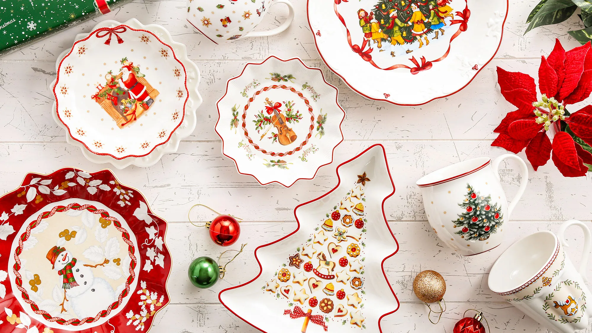 ビレロイ＆ボッホのクリスマス食器を並べたテーブル：サンタクロース・バイオリン・雪だるま・クリスマスツリー型プレート・ポインセチア・オーナメント