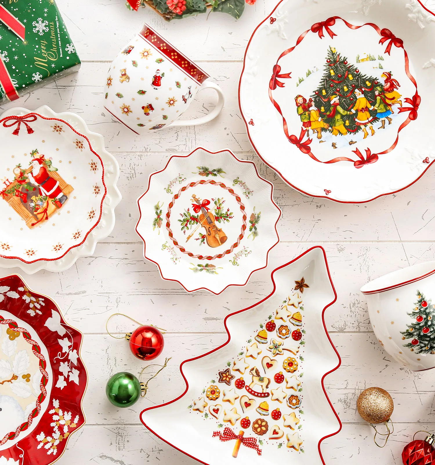 ビレロイ＆ボッホのクリスマス食器を並べたテーブル：サンタクロース・バイオリン・雪だるま・クリスマスツリー型プレート・ポインセチア・オーナメント