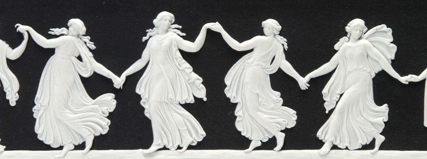 ウェッジウッド ジャスパーウェアの黒地に白のダンシング・アワー（踊る女性たち）のレリーフ装飾