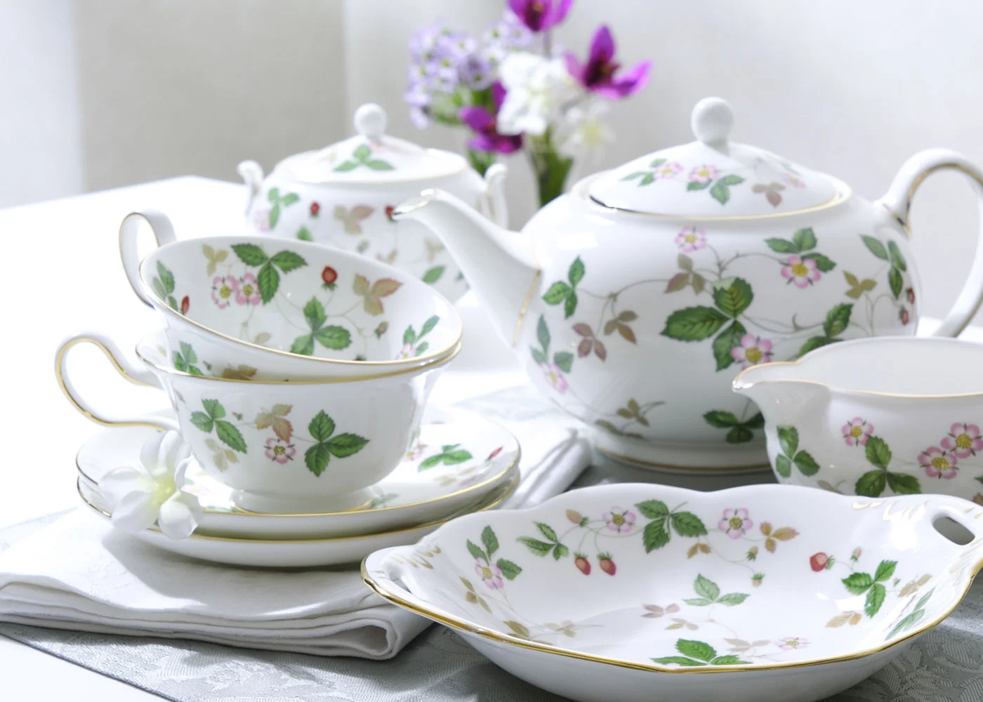 ウェッジウッド ワイルドストロベリーのティーポット・ティーカップ・クリーマー・プレートを並べたティーセット