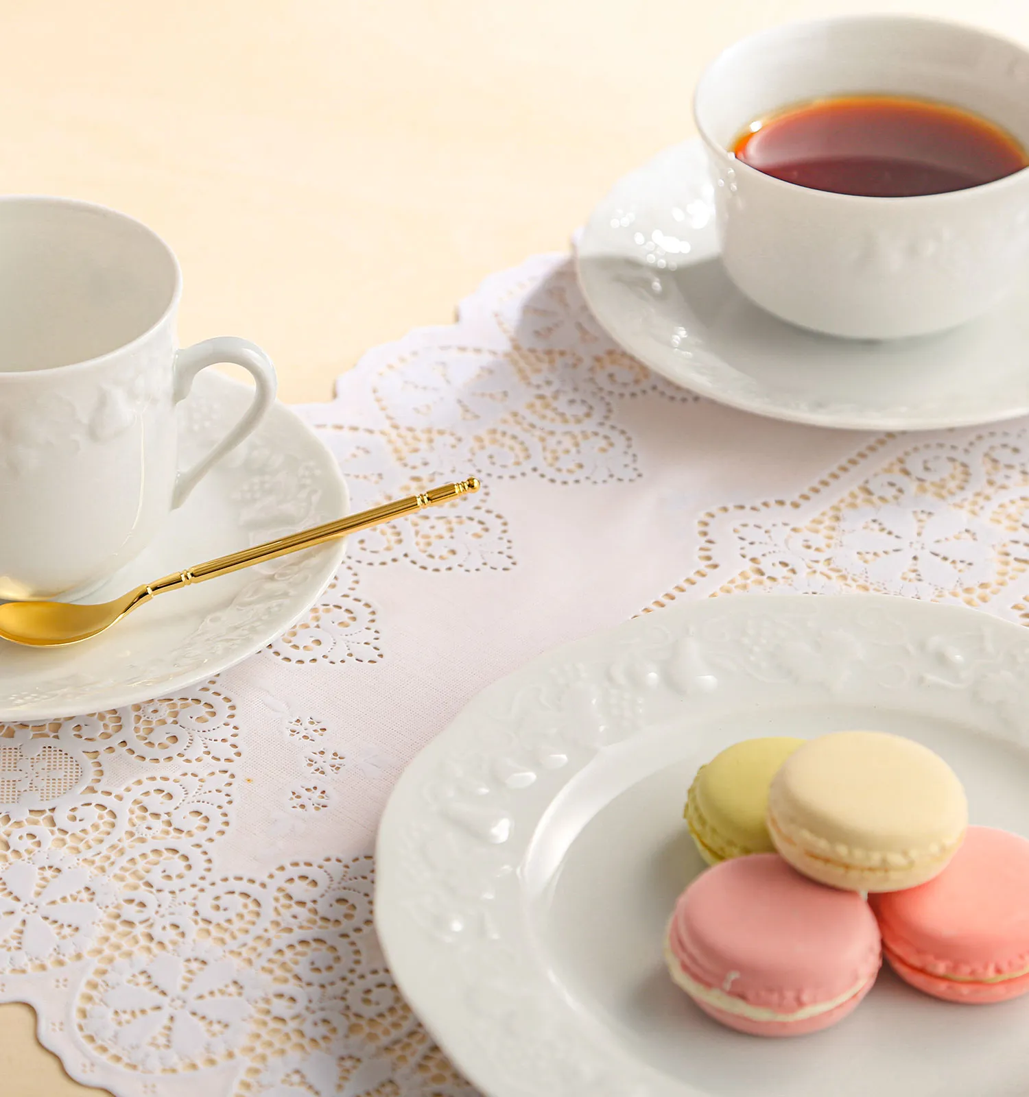 白い食器 テーブルコーディネート