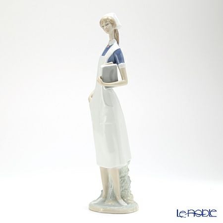 リヤドロ 優しいナース 4603