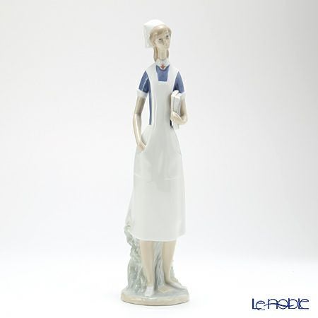 リヤドロ 優しいナース 4603