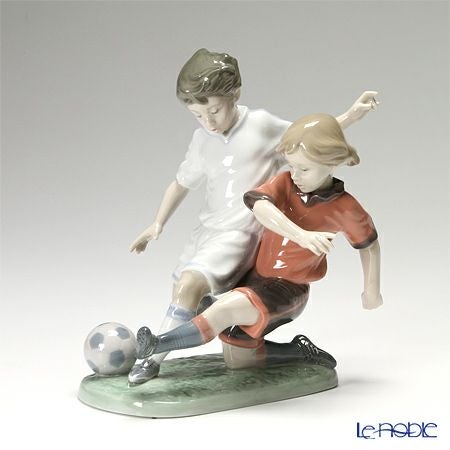 リヤドロ 未来のストライカー 8401