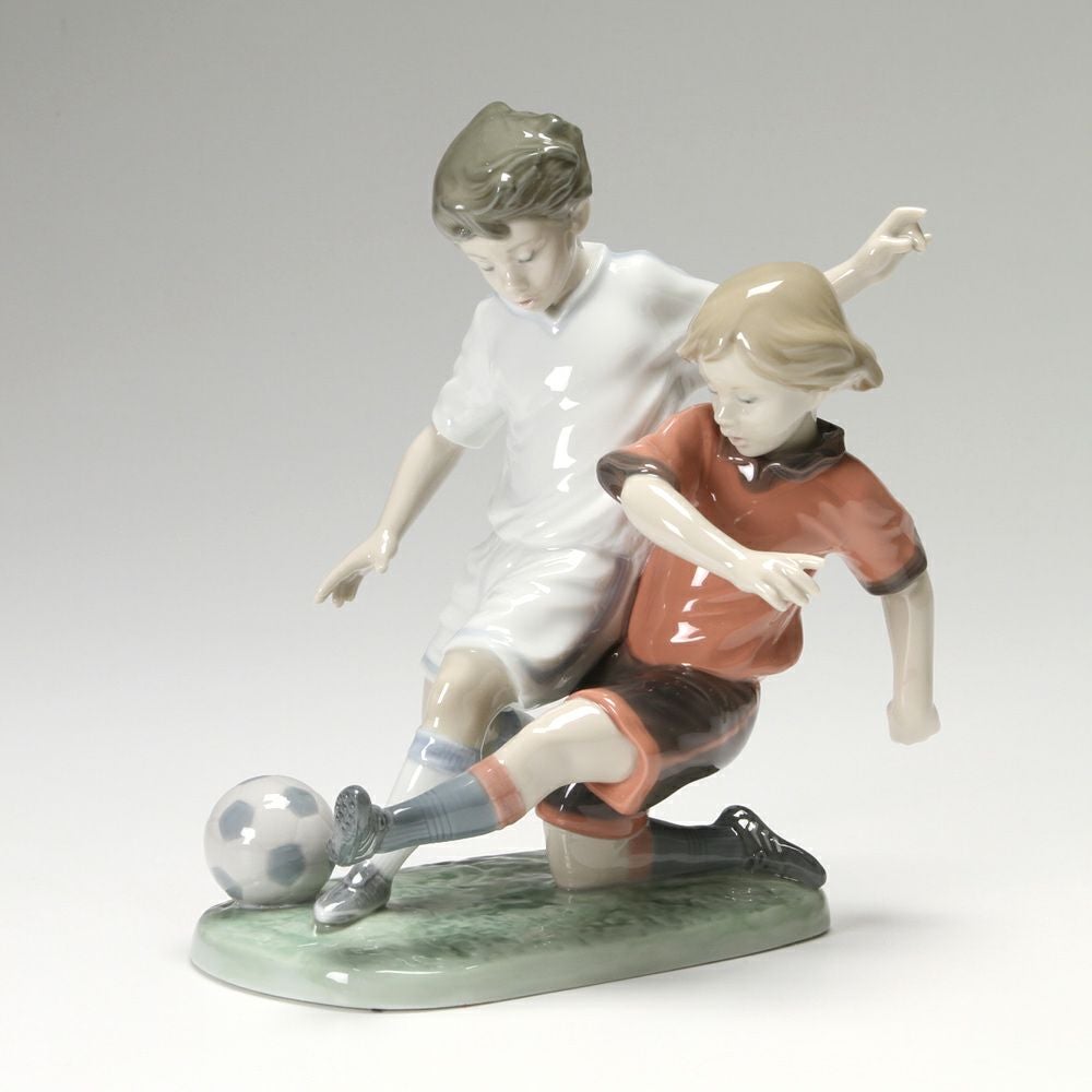 リヤドロ 未来のストライカー 8401