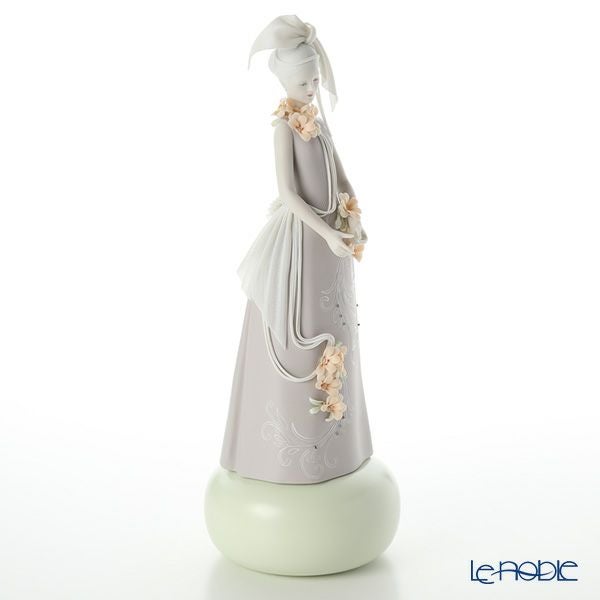 リヤドロ オート・アリュール （高貴） 09359（42×15cm）