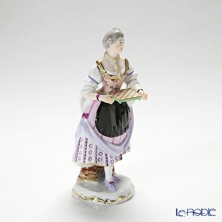 アウガルテン（AUGARTEN） フィギュリン（011210） チェス台を持ったウェイトレス 1007