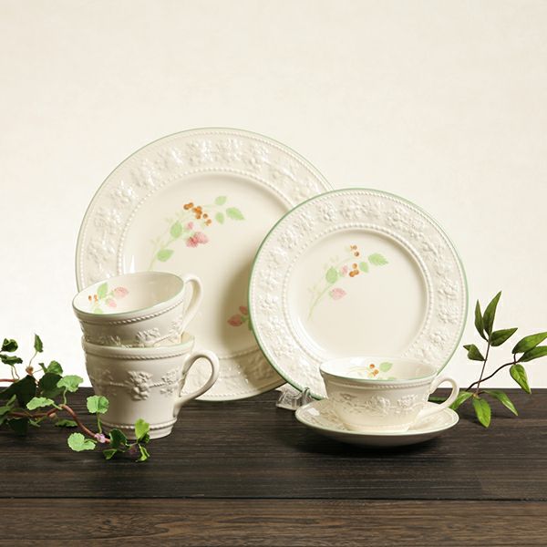 ウェッジウッド（Wedgwood） フェスティビティ プレート 21cm（ラズベリー）