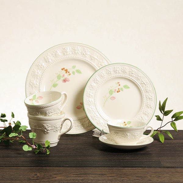 ウェッジウッド（Wedgwood） フェスティビティ プレート 21cm（ラズベリー）