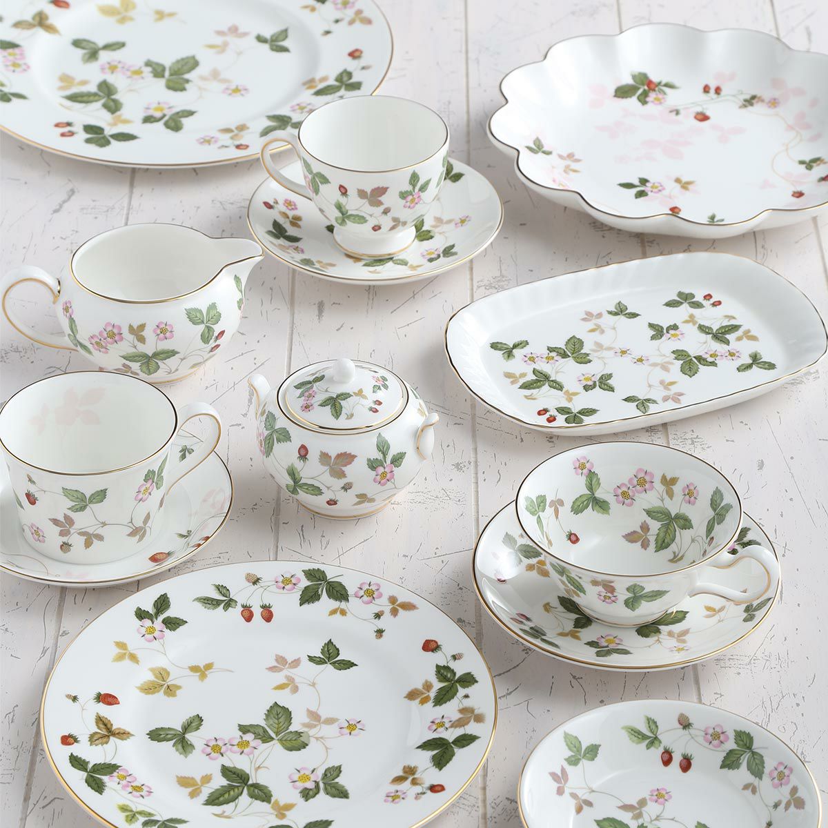 ウェッジウッド（Wedgwood） ワイルドストロベリー ペタルトレイ 24cm