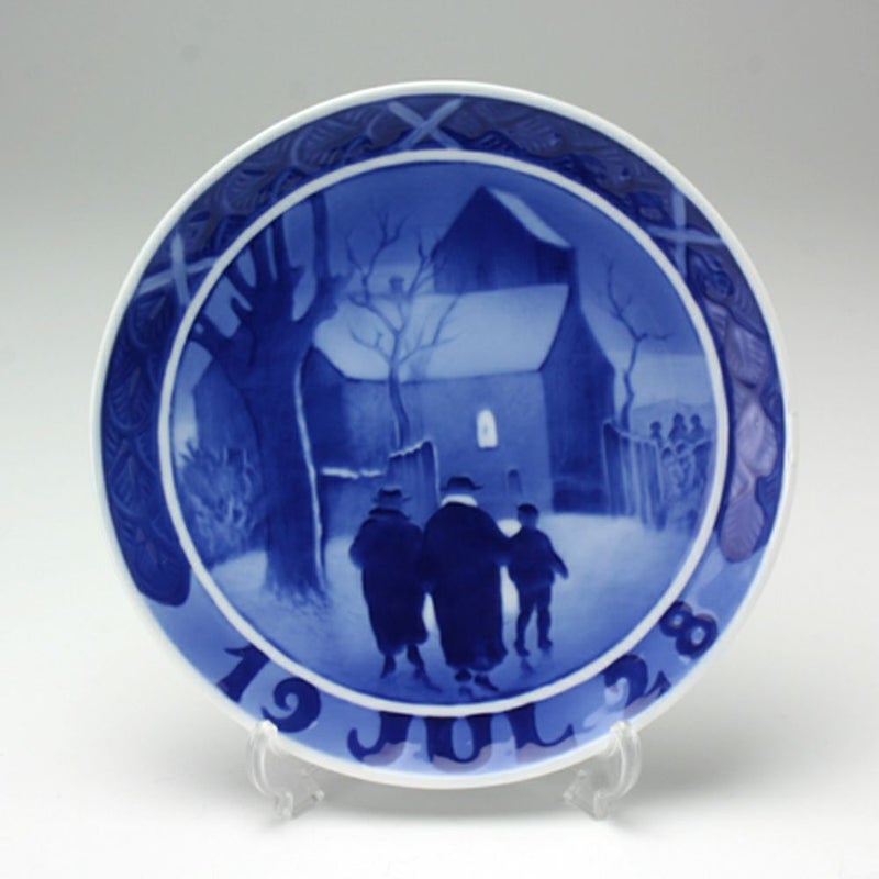 ロイヤルコペンハーゲン（Royal Copenhagen） イヤープレート 1928年／昭和3年 「教会へ向かう牧師の家族」