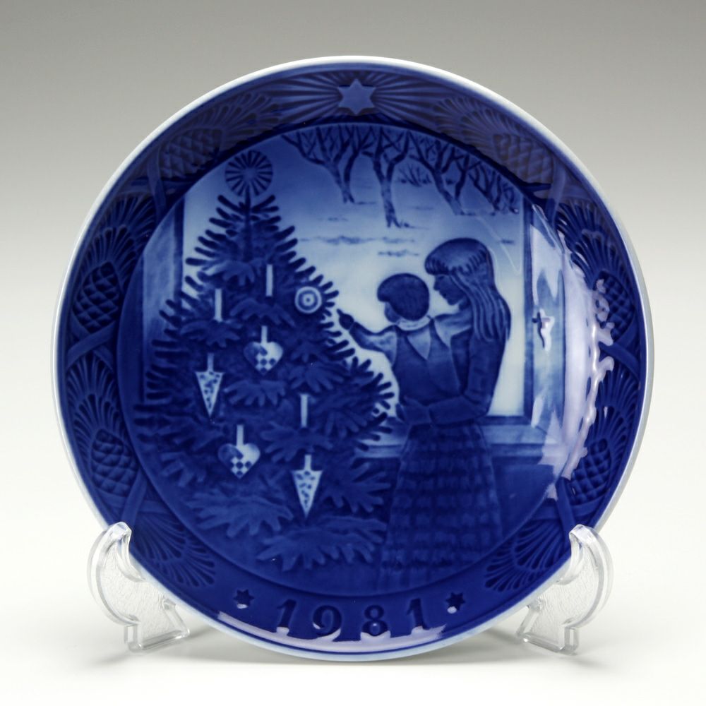 ロイヤルコペンハーゲン（Royal Copenhagen） イヤープレート 1981年／昭和56年 「クリスマスツリーに見とれて」