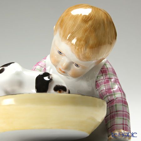 マイセン（Meissen） ヘンチェルの子供シリーズ 900100／73369 ミルクを飲む犬と子供