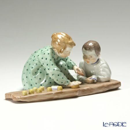 マイセン（Meissen） ヘンチェルの子供シリーズ 900100／73372 砂遊びをする子供