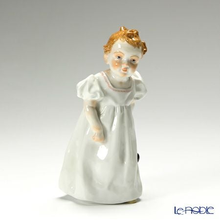 マイセン（Meissen） ヘンチェルの子供シリーズ 900100／73375 左手に人形を持つ女の子