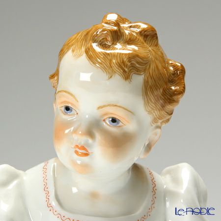 マイセン（Meissen） ヘンチェルの子供シリーズ 900100／73375 左手に人形を持つ女の子