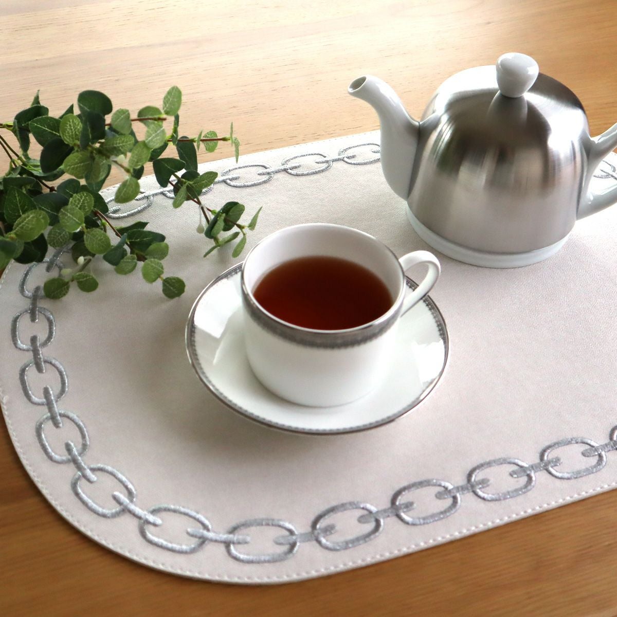 トルコ雑貨 アルテペレ チェーン プレースマット／ランチョンマット オーバル デニム調 ホワイト／グレー 刺繍ラメ入り 32×45cm PVC加工合皮製 撥水加工