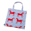 マリメッコ（marimekko）ムスタタンマ ファブリックバッグ43×43cm ライトブルー×レッド 075356-535／26SS